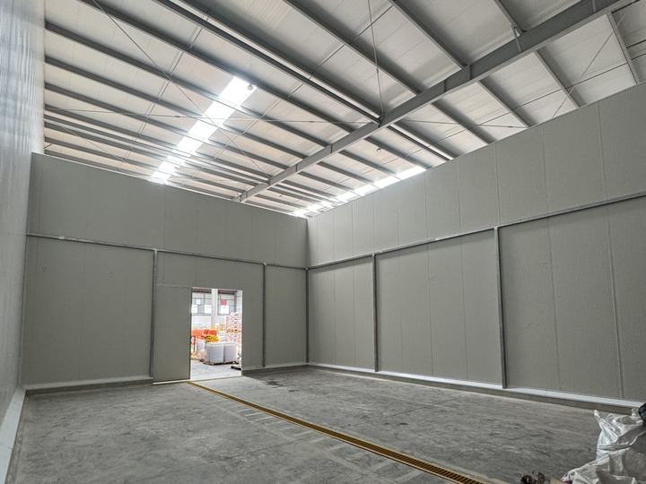 Wnętrze hali z oprawami liniowymi po wykonaniu instalacji oświetleniowej
