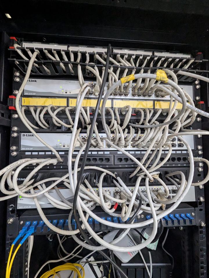Panel krosowy z gniazdami RJ45 w szafie dystrybucyjnej