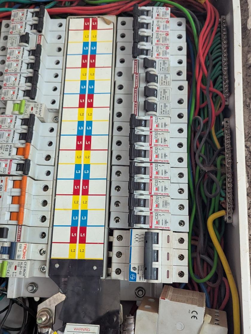 Rozdzielnica elektryczna po modernizacji, opisane obwody i uporządkowane przewody, mieszkanie we Wrocławiu